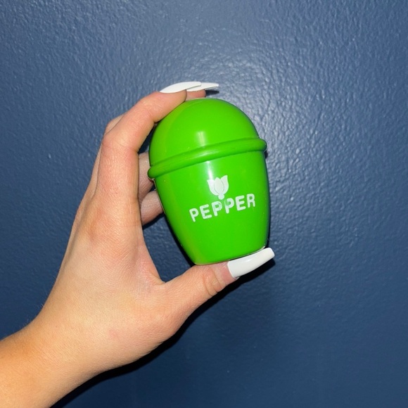 Vintage little tykes Baby Rattle Pepper Shaker Green Toy - Picture 1 of 5